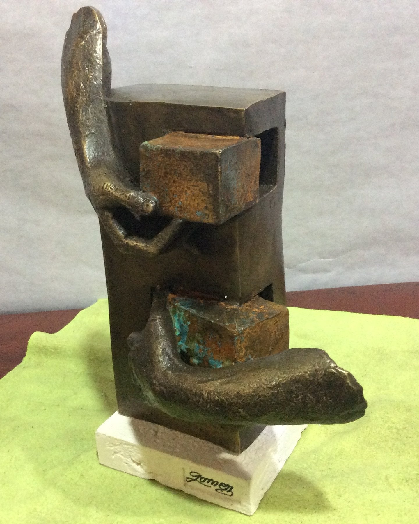 Bronzskulptur – Andrés Gómez „Manos rotas“ – 30×20×15 cm