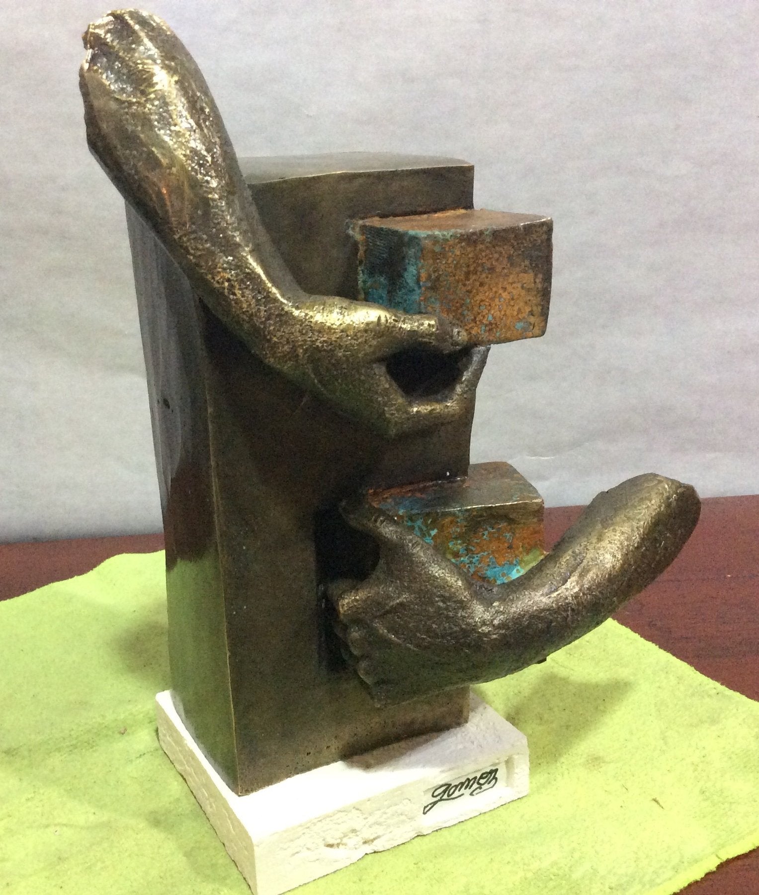 Bronzskulptur – Andrés Gómez „Manos rotas“ – 30×20×15 cm