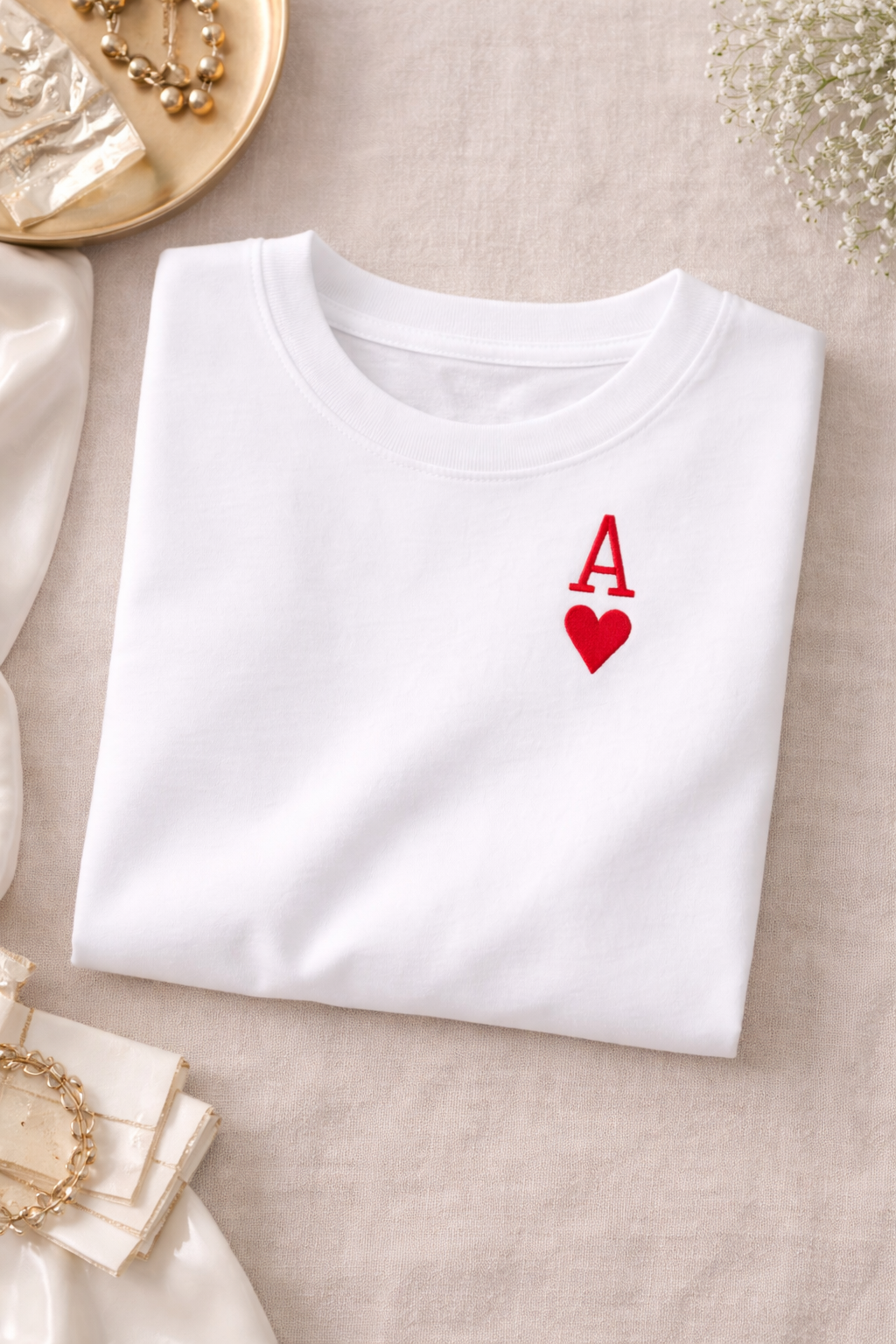 Handbesticktes T-Shirt mit Herzkarte & Buchstabe – personalisierbar