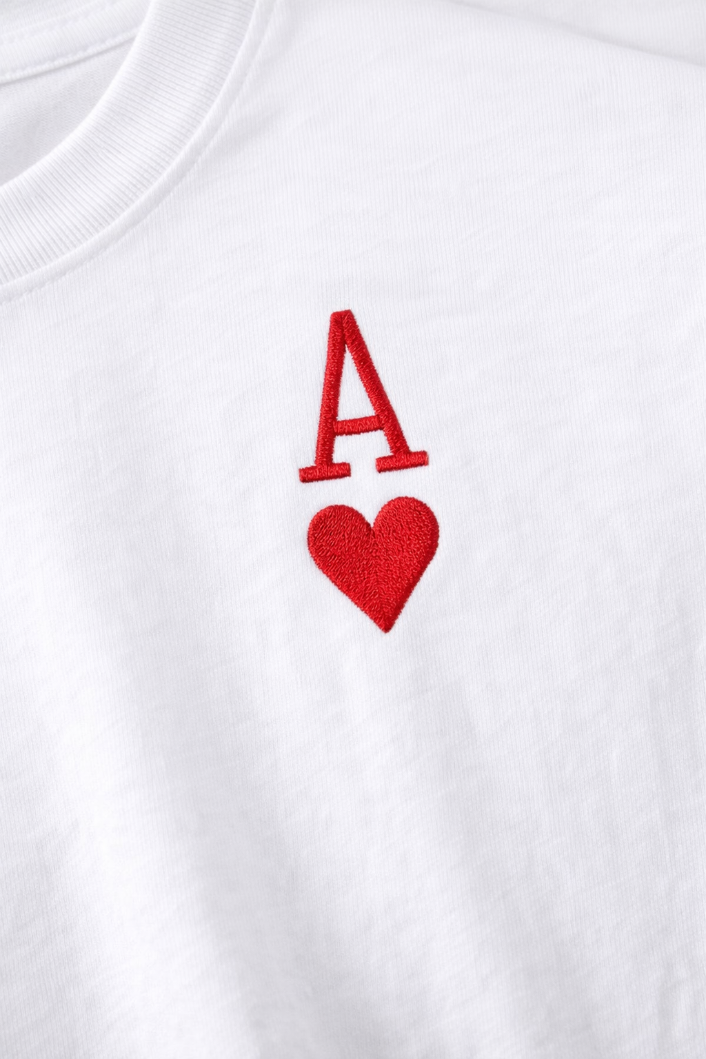 Handbesticktes T-Shirt mit Herzkarte & Buchstabe – personalisierbar