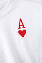 Handbesticktes T-Shirt mit Herzkarte & Buchstabe – personalisierbar