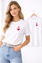 Handbesticktes T-Shirt mit Herzkarte & Buchstabe – personalisierbar