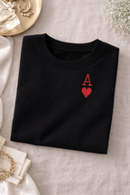 Handbesticktes T-Shirt mit Herzkarte & Buchstabe – personalisierbar