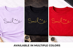Besticktes "Smile" Unisex T-Shirt – Motivation & Positive Vibes