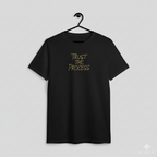 Herren-T-Shirt mit gesticktem Schriftzug „Trust the Process“