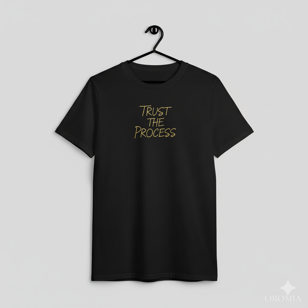 Herren-T-Shirt mit gesticktem Schriftzug „Trust the Process“