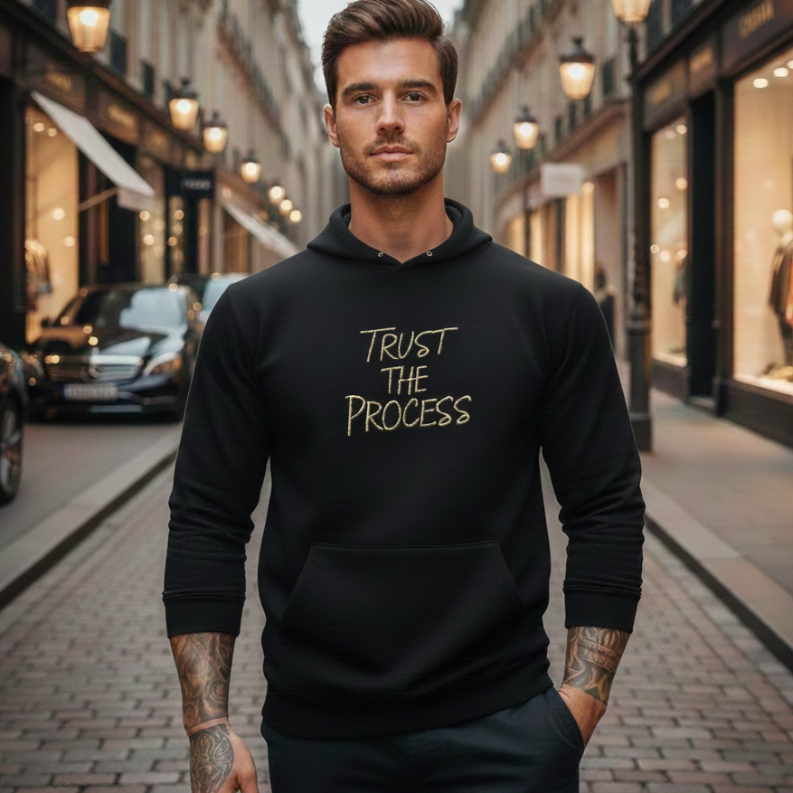 Herren Hoodie „Trust the Process“ – Gestickter Schriftzug