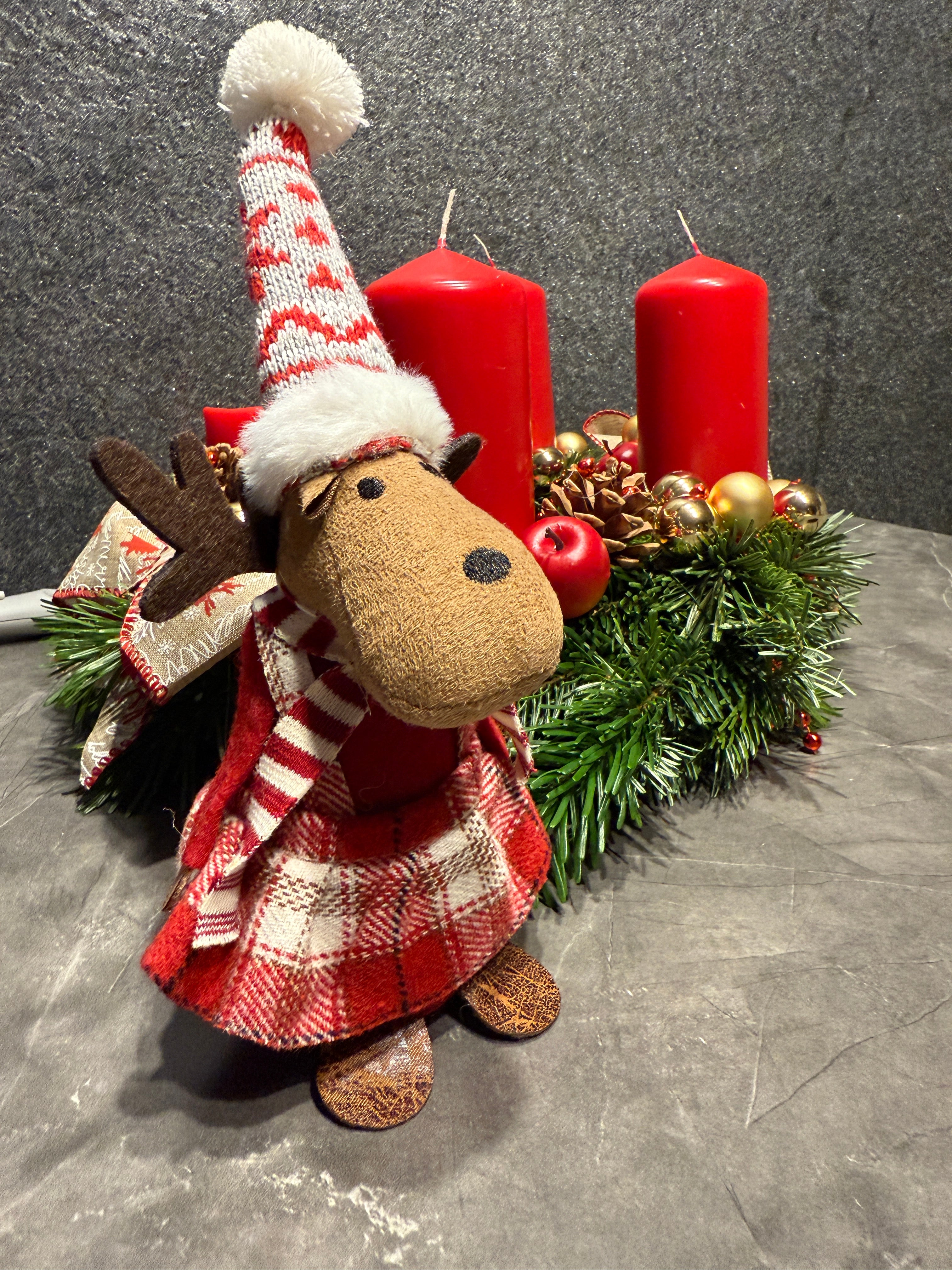Rentier mit rotem Kleid & Strickmütze – 24 cm