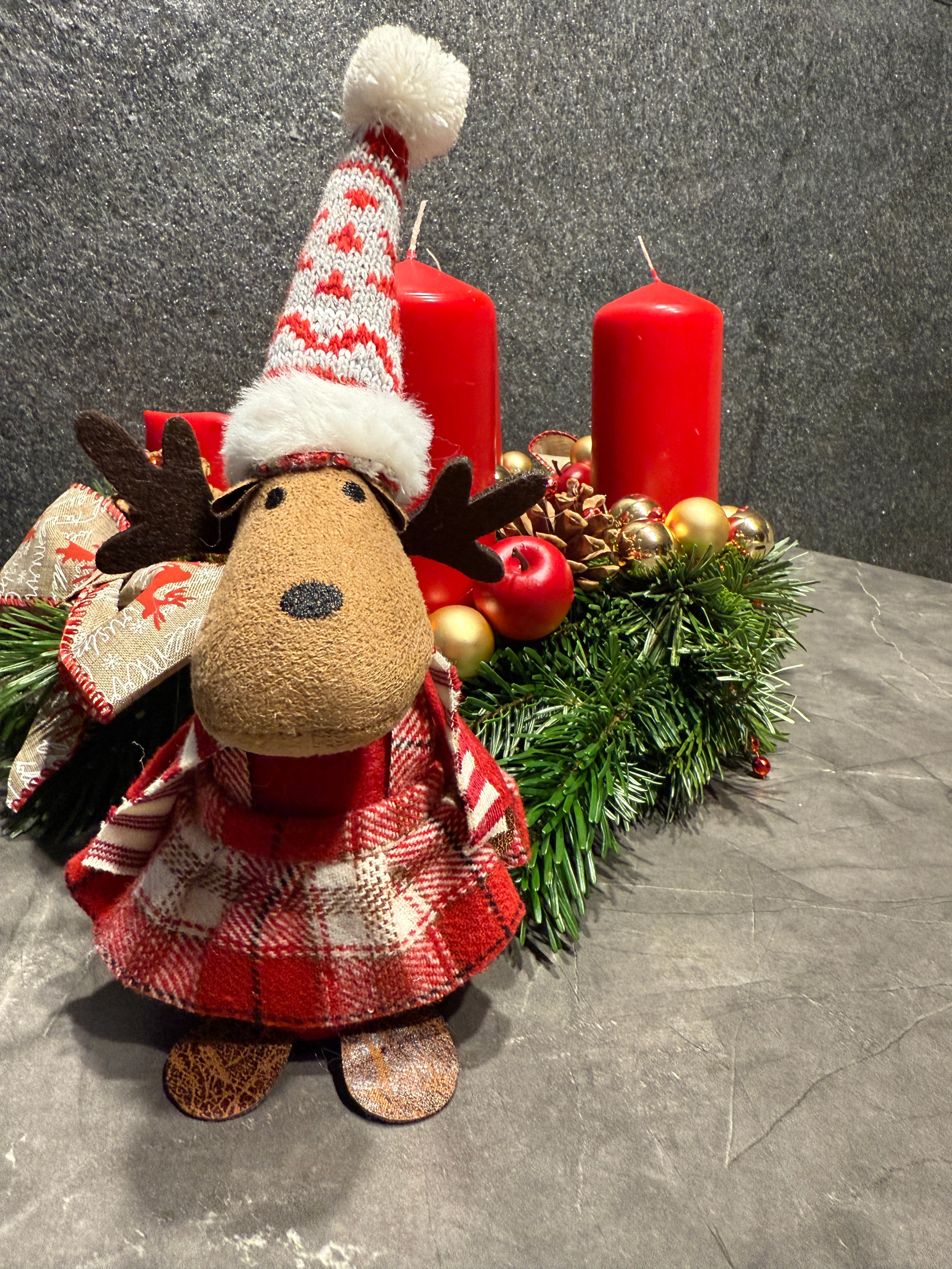 Rentier mit rotem Kleid & Strickmütze – 24 cm