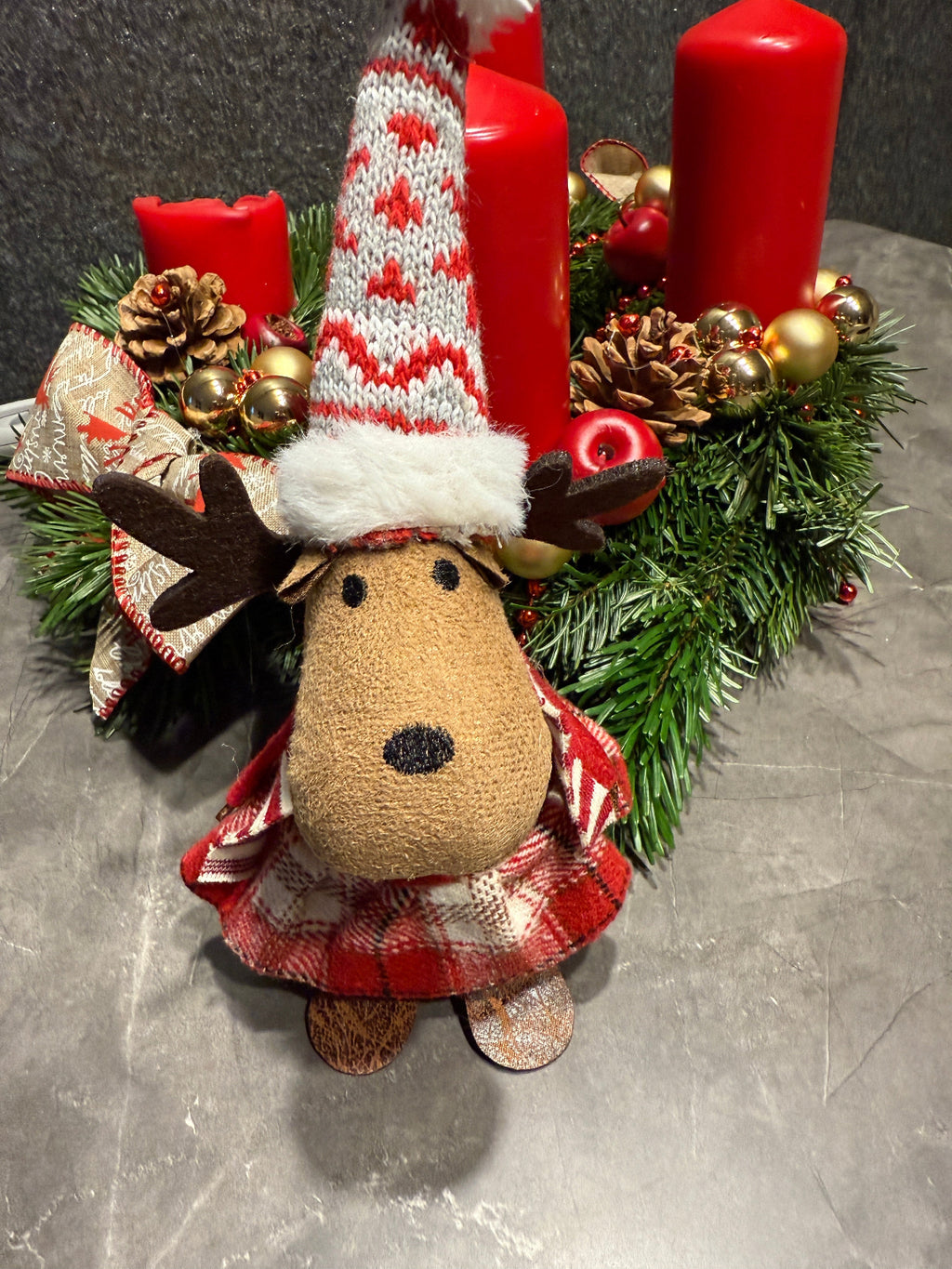 Rentier mit rotem Kleid & Strickmütze – 24 cm