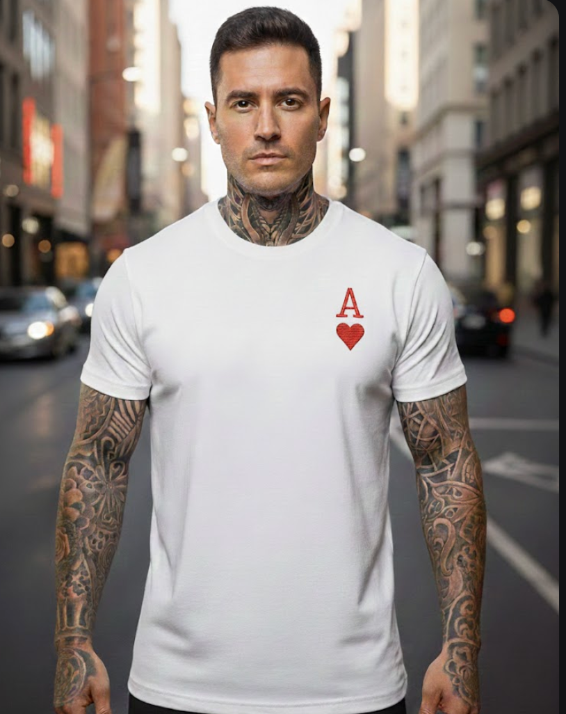 Handbesticktes T-Shirt mit Herzkarte & Buchstabe – personalisierbar