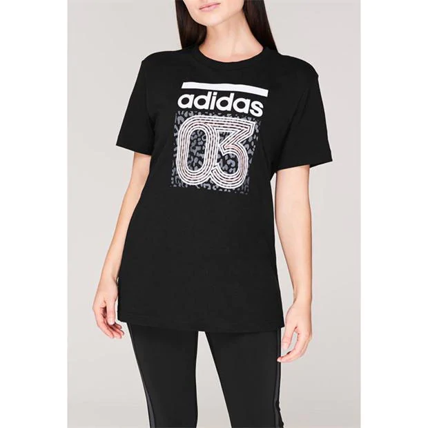 Damen T-Shirt adidas – Schwarz mit „03“ Graphic-Print Hauptbild