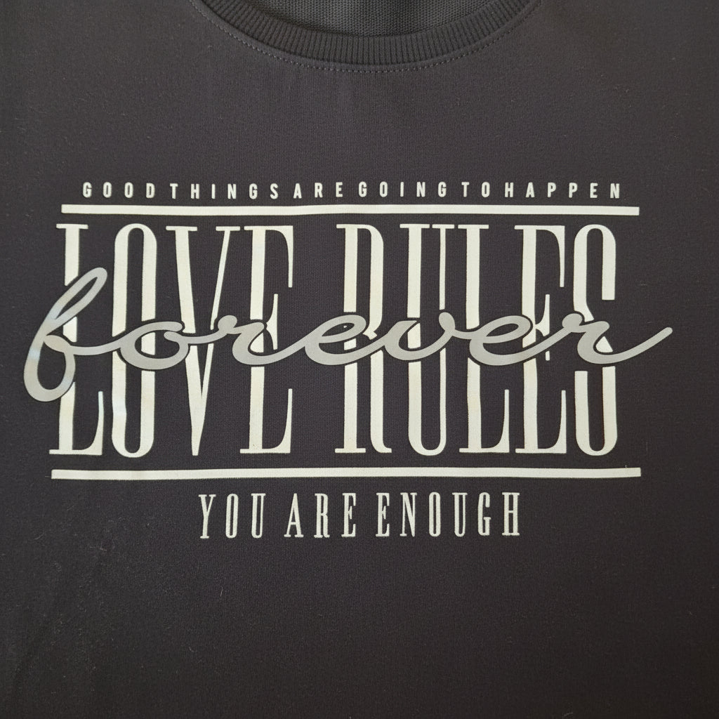 Damen-Langarmshirt „LOVE RULES FOREVER“ – Schwarz